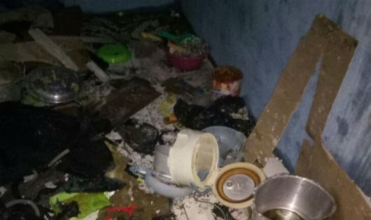 Hiện trường ph&aacute;t hiện một nồi &aacute;p suất chứa đinh do Agus Wiguna chế tạo.