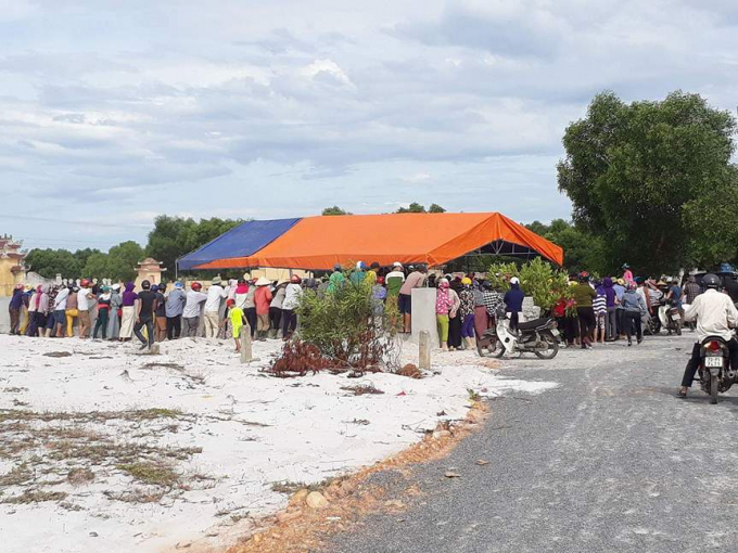 Nhiều người d&acirc;n đến đưa tiễn ch&aacute;u Nghĩa.