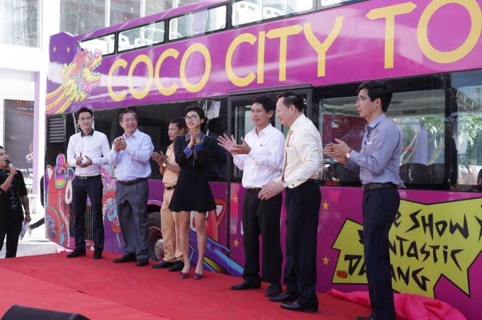 L&atilde;nh đạo tập đo&agrave;n Empire, Thaco, c&aacute;c sở ban ng&agrave;nh tại Đ&agrave; Nẵng vui mừng ra mắt xe&nbsp;Coco City Tour.