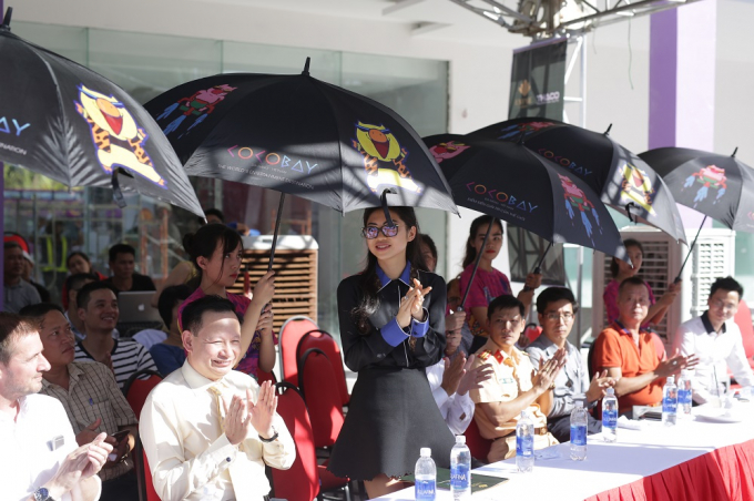 L&atilde;nh đạo tập đo&agrave;n Empire, Thaco, c&aacute;c sở ban ng&agrave;nh tại Đ&agrave; Nẵng tham dự lễ b&agrave;n giao 12 xe bu&yacute;t Coco city tour.