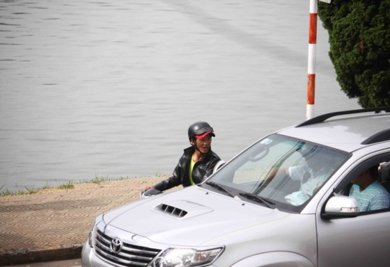 C&ograve; đặc sản chạy m&ocirc; t&ocirc; b&aacute;m theo du kh&aacute;ch trước cổng Vườn hoa th&agrave;nh phố. Ảnh: SƠN CƯỜNG.