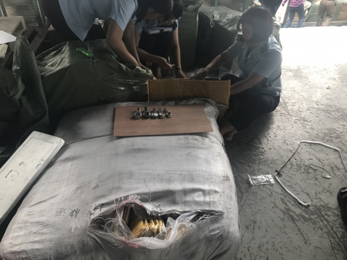 Nhiều h&agrave;ng giả l&agrave; quần &aacute;o, đồng hồ.