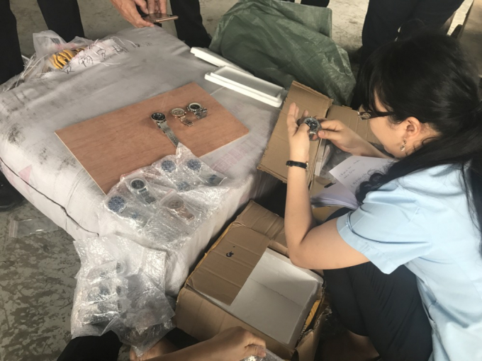 Nhiều h&agrave;ng giả l&agrave; quần &aacute;o, đồng hồ.