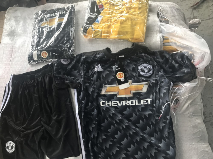 &Aacute;o thể thao giả nh&atilde;n hiệu nổi tiếng.