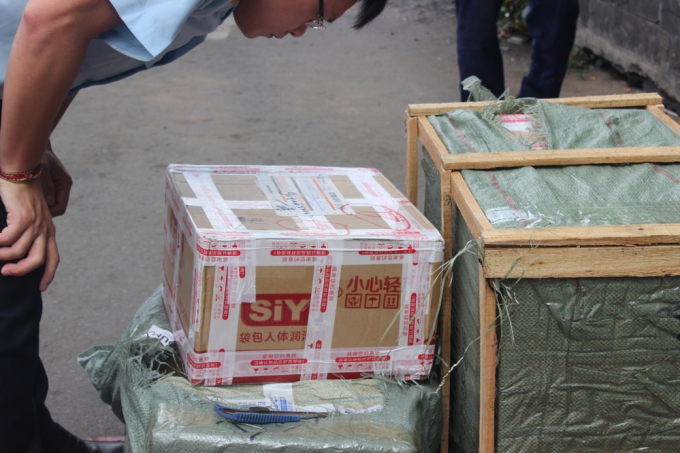 &nbsp;        Trong container chứa nhiều g&oacute;i h&agrave;ng dạng qu&agrave; biếu, qu&agrave; tặng.