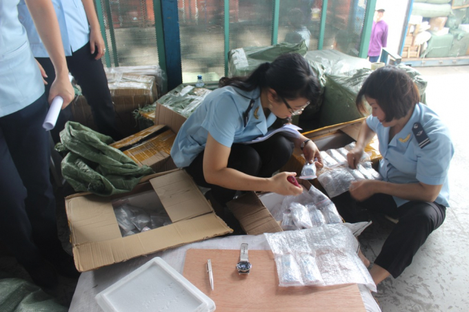 Đồng hồ được đ&oacute;ng th&agrave;nh vỉ , mỗi vỉ 10 chiếc.