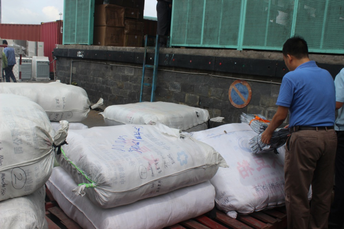 H&agrave;ng chục bao quần &aacute;o thể thao.