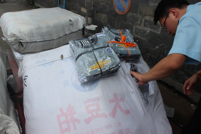 Mỗi bao chứa h&agrave;ng trăm chiếc &aacute;o giả nh&atilde;n hiệu cao cấp.
