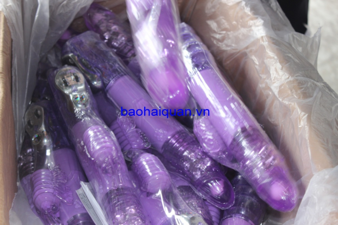 Ngo&agrave;i ra c&ograve;n c&oacute; cả h&agrave;ng cấm l&agrave; dụng cụ k&iacute;ch dục.