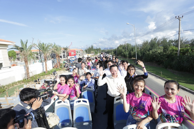 Kh&aacute;ch mời v&agrave; du kh&aacute;ch h&ograve;a hứng ngắm Đ&agrave; Nẵng xinh đẹp tr&ecirc;n tầng 2 Coco City Tour.