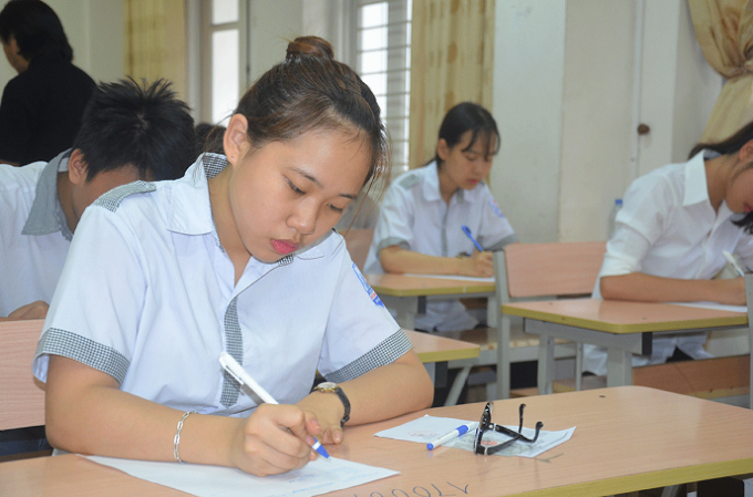 Th&iacute; sinh tham dự kỳ thi THPT Quốc gia 2017 tại TP Hạ Long (ảnh Lan Anh: B&aacute;o Quảng Ninh).