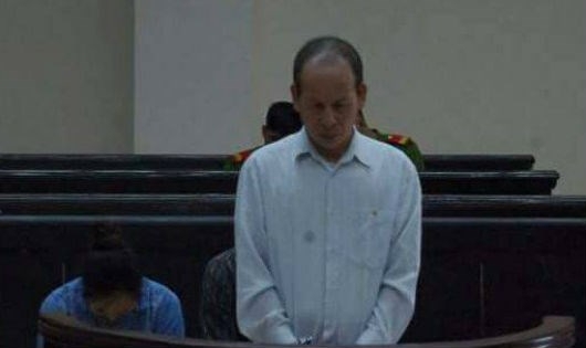 Bị đánh chửi vì "góp chuyện với hàng xóm", ông lão đâm chết người