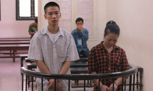 Hai bị c&aacute;o tại t&ograve;a.