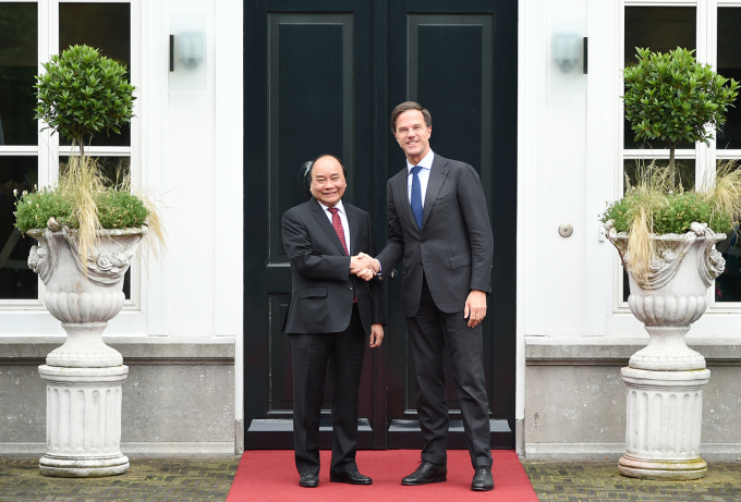 Thủ tướng Nguyễn Xu&acirc;n Ph&uacute;c v&agrave; Thủ tướng H&agrave; Lan Mark Rutte. Ảnh: VGP/Quang Hiếu