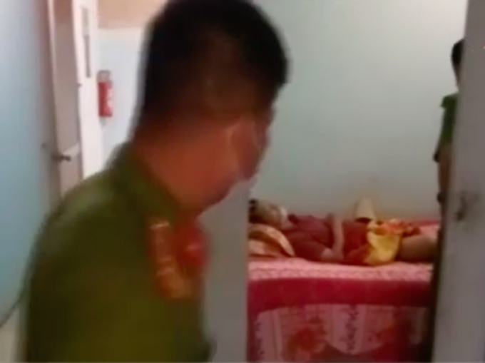 Nạn nh&acirc;n được ph&aacute;t hiện tử vong&nbsp;miệng s&ugrave;i nhiều bọt m&eacute;p.