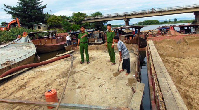 PC 49 C&ocirc;ng an tỉnh Quảng Nam ph&aacute;t hiện nhiều chủ ghe h&uacute;t c&aacute;t tr&aacute;i ph&eacute;p tr&ecirc;n s&ocirc;ng Thu Bồn.