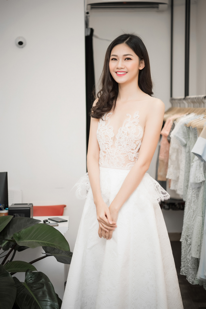 C&oacute; mặt tại showroom, &Aacute; hậu Thanh T&uacute; thu h&uacute;t bởi nhan sắc xinh như thi&ecirc;n thần trong loạt v&aacute;y ren xuy&ecirc;n thấu. Bộ v&aacute;y m&agrave;u trắng đầu ti&ecirc;n được th&ecirc;u hoạ tiết thủ c&ocirc;ng cầu kỳ ở phần thần trước, t&ocirc;n l&ecirc;n vẻ ngo&agrave;i nổi bật cho &Aacute; hậu Việt Nam.