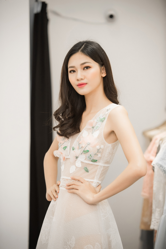 Theo đuổi mốt xuy&ecirc;n thấu, &Aacute; hậu Thanh T&uacute; xinh đẹp khiến ai cũng ngẩn ngơ