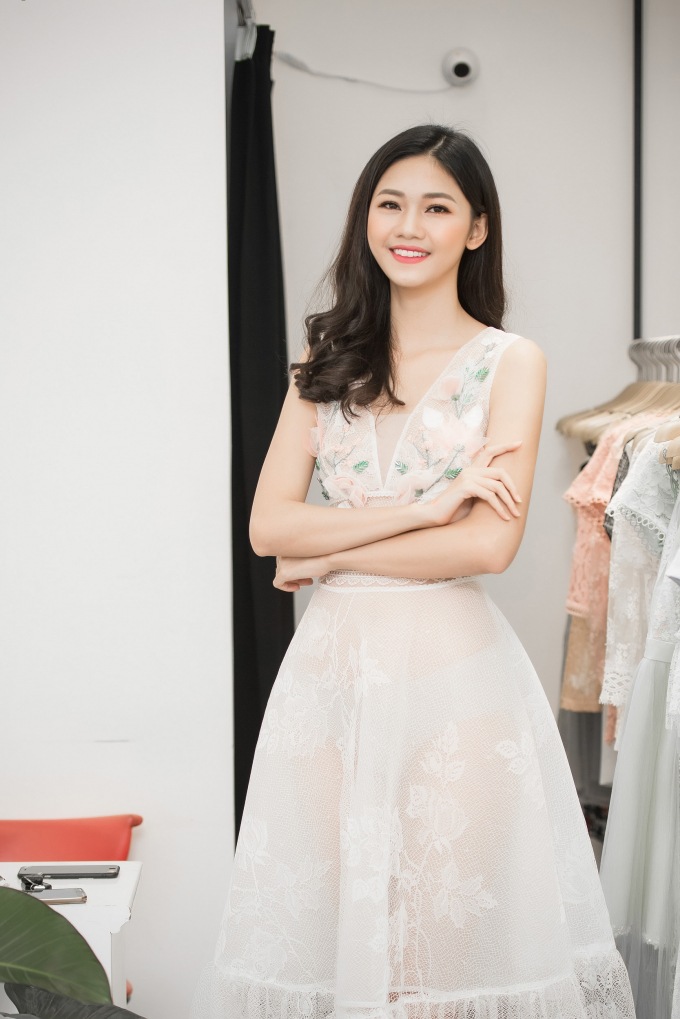 Hay chiếc v&aacute;y đ&iacute;nh kết hoa 3D, mang đậm hơi thở của m&ugrave;a h&egrave; với sự thanh lịch, tươi trẻ &nbsp;cũng được &Aacute; hậu Thanh T&uacute; y&ecirc;u th&iacute;ch.