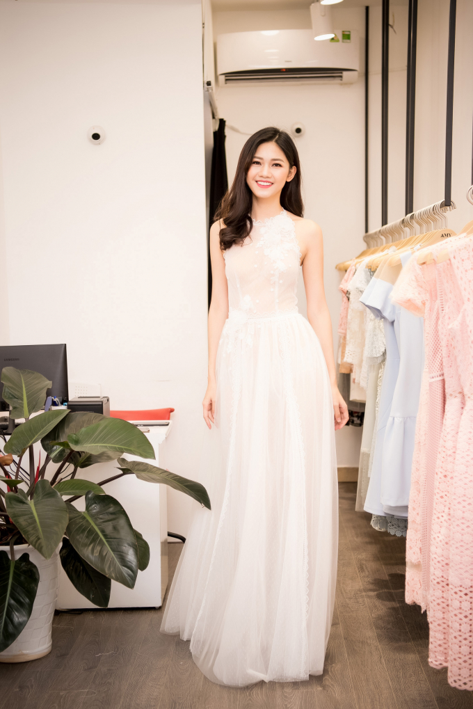 Kh&ocirc;ng những vậy, vốn sở hữu chiều cao 1m81 ngất ngưỡng, Thanh T&uacute; cũng tự tin diện một thiết kế phom d&aacute;ng dạ hội v&agrave; thực hiện những bước catwalk uyển chuyển. Phom d&aacute;ng cổ yếm cũng gi&uacute;p &Aacute; hậu Việt Nam khoe kh&eacute;o vai trần n&otilde;n n&agrave; c&ugrave;ng l&agrave;n da trắng ngần.