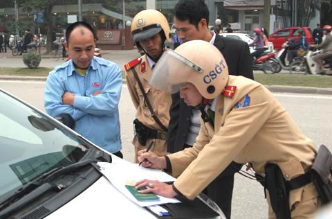 Chủ xe thiếu giấy tờ gốc nhưng c&oacute; bản sao được CQCN chứng nhận sẽ kh&ocirc;ng bị xử phạt. Ảnh VOV.