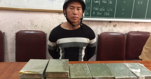 Nghệ An: Mang ba lô chứa 20 bánh heroin bỏ chạy khi bị công an kiểm tra