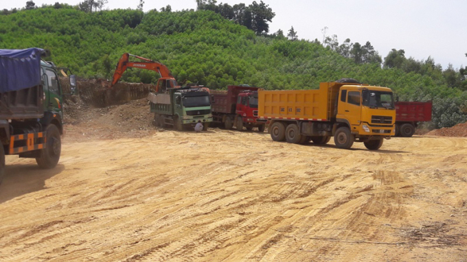 Hoạt động khai th&aacute;c đất của Cty Đức To&agrave;n tại khu vực n&uacute;i Ba Cụp.