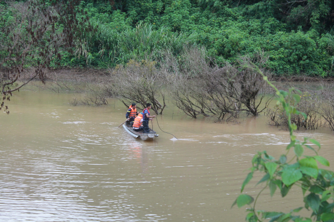 Lực lượng cứu nạn t&iacute;ch cực t&igrave;m kiếm c&aacute;c nạn nh&acirc;n.