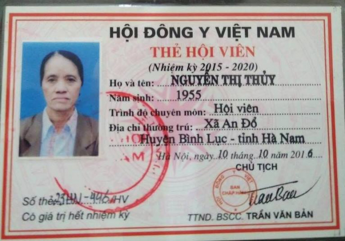 Thẻ Hội vi&ecirc;n Hội đ&ocirc;ng y Việt Nam của b&agrave; Nguyễn Thị Thủy (ảnh Nguyễn Xu&acirc;n Chung).