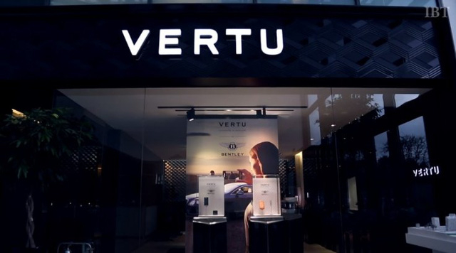 Vertu l&agrave; nh&agrave; sản xuất điện thoại th&ocirc;ng minh sang trọng của Anh, chuy&ecirc;n b&aacute;n điện thoại được l&agrave;m bằng titan với dịch vụ trợ gi&uacute;p đặc biệt c&oacute; gi&aacute; từ 4.200 đến hơn 20.000 bảng Anh. (Nguồn: IBTimes)