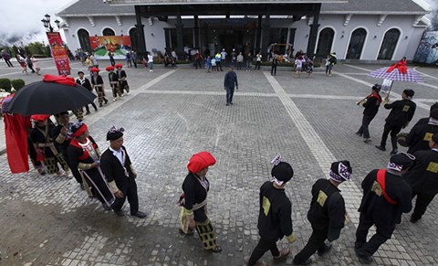 Du kh&aacute;ch cũng đặc biệt th&iacute;ch th&uacute; với m&agrave;n t&aacute;i hiện một đ&aacute;m cưới của người Dao đỏ.