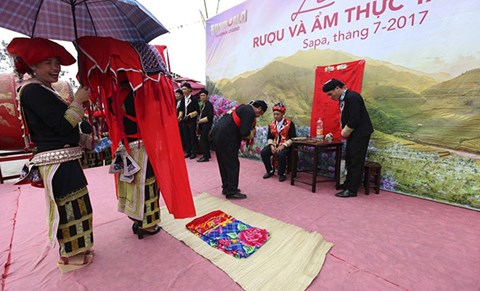 Đến nh&agrave; trai, theo phong tục truyền thống của người Dao đỏ, đo&agrave;n rước d&acirc;u phải đợi giờ tốt, đợi thầy c&uacute;ng l&agrave;m lễ b&aacute;o với tổ ti&ecirc;n th&igrave; mới được v&agrave;o nh&agrave; ch&iacute;nh.