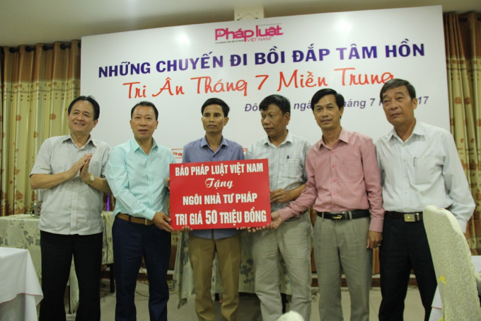 B&aacute;o Ph&aacute;p luật Việt Nam trao qu&agrave; 'M&aacute;i ấm Tư ph&aacute;p' cho một c&aacute;n bộ Tư ph&aacute;p c&oacute; ho&agrave;n cảnh kh&oacute; khăn ở Quảng Trị.