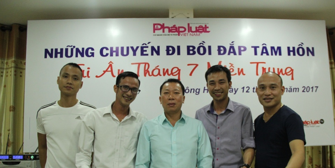 Tiến sĩ Đ&agrave;o Văn Hội - Tổng bi&ecirc;n tập b&aacute;o Ph&aacute;p Luật Việt nam c&ugrave;ng Thạc sĩ Phạm Quốc Cường - Tổng thư k&iacute; t&ograve;a soạn Ph&aacute;p luật Plus c&ugrave;ng c&aacute;c ph&oacute;ng vi&ecirc;n v&ugrave;ng miền tham gia h&agrave;nh tr&igrave;nh 'Tri &acirc;n th&aacute;ng 7 miền Trung'.