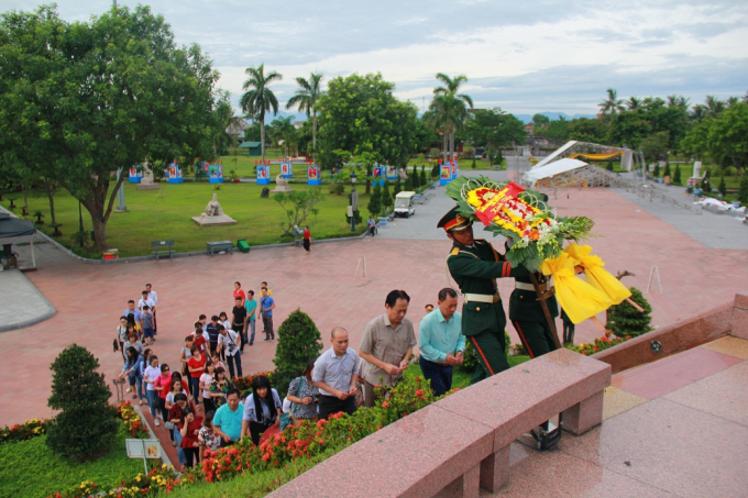 Đo&agrave;n c&ocirc;ng t&aacute;c b&aacute;o PLVN l&agrave;m lễ d&acirc;ng hương hoa tại nghĩa trang Th&agrave;nh cổ (Quảng Trị).