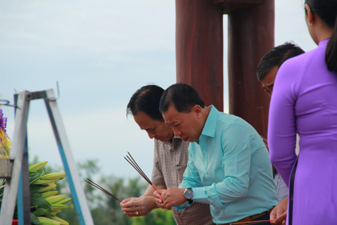 Tiến sĩ Đ&agrave;o Văn Hội - Tổng Bi&ecirc;n tập, &ocirc;ng Đặng Ngọc Luyến - B&iacute; thư Đảng ủy, Ph&oacute; Tổng bi&ecirc;n tập thường trực d&acirc;ng hương c&aacute;c anh h&ugrave;ng, liệt sĩ.