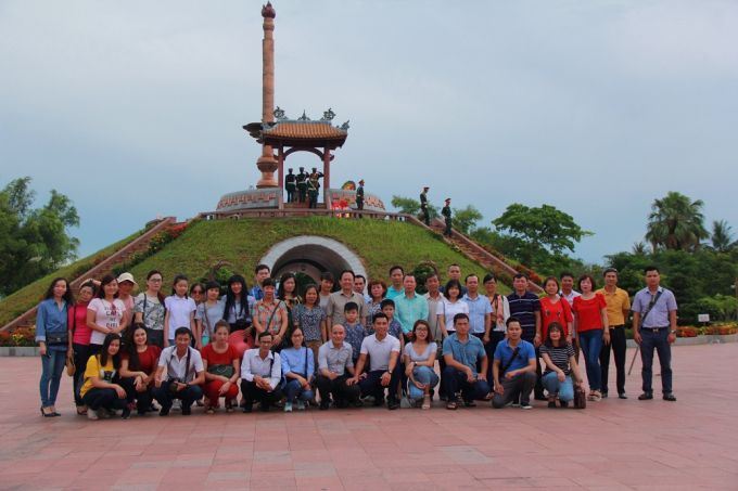 Đo&agrave;n c&ocirc;ng t&aacute;c b&aacute;o PLVN với h&agrave;nh tr&igrave;nh 'Tri &acirc;n th&aacute;ng 7 miền Trung' tại nghĩa trang th&agrave;nh cổ Quảng Trị.