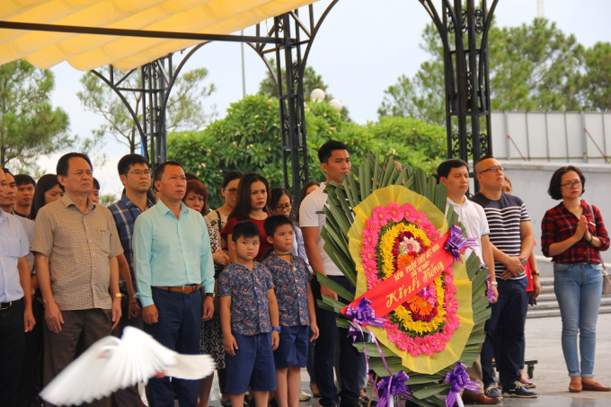 Đo&agrave;n l&agrave;m lễ d&acirc;ng hương tại nghĩa trang Đường 9 (Quảng Trị).