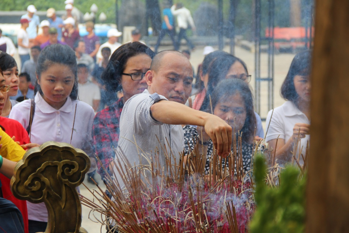 Thạc sĩ Phạm Quốc Cường - Tổng thư k&iacute; t&ograve;a soạn Ph&aacute;p luật Plus (b&aacute;o PLVN) d&acirc;ng hương c&aacute;c liệt sĩ.