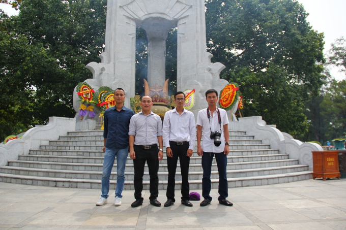 Tổng thư k&iacute; t&ograve;a soạn Ph&aacute;p luật Plus, Phạm Quốc Cường c&ugrave;ng c&aacute;c ph&oacute;ng vi&ecirc;n v&ugrave;ng miền tham gia h&agrave;nh tr&igrave;nh 'Tri &acirc;n th&aacute;ng 7 miền Trung'.