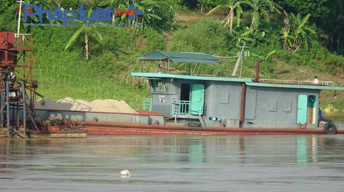 H&agrave;ng trăm khối c&aacute;t lậu chất đầy ắp tr&ecirc;n khoang t&agrave;u. (Ảnh :Tiến Vũ)