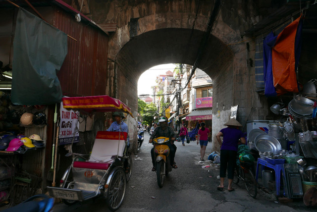 Ban đầu, dưới cầu l&agrave; 131 &ocirc; v&ograve;m giữa c&aacute;c cột đ&aacute;. Nhiều người đ&aacute;nh gi&aacute; c&aacute;c &ocirc; v&ograve;m vừa tạo kiến tr&uacute;c đẹp mắt cho c&acirc;y cầu, vừa thuận tiện đi lại.