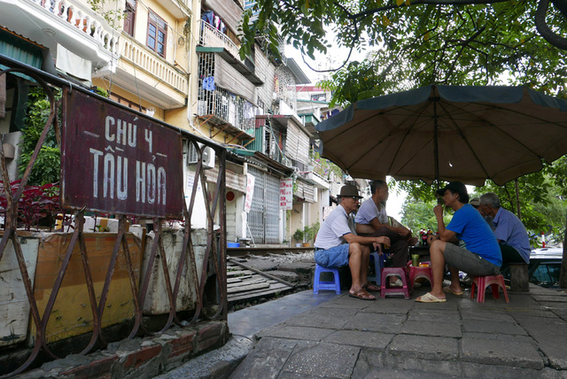 Lối ra v&agrave;o khu d&acirc;n cư phải băng qua đường t&agrave;u hoả.