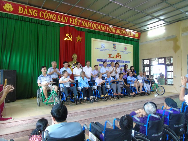 Đo&agrave;n c&ocirc;ng t&aacute;c v&agrave;&nbsp;Quỹ hỗ trợ cộng đồng Lawrence S.ting tặng qu&agrave; cho Hội bảo trợ người t&agrave;n tật v&agrave; trẻ m&ocirc; c&ocirc;i tỉnh Thanh H&oacute;a.