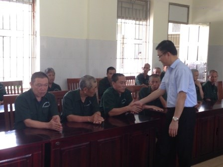 Bộ trưởng L&ecirc; Th&agrave;nh Long thăm hỏi c&aacute;c thương bệnh binh tại Trung t&acirc;m Điều dưỡng người c&oacute; c&ocirc;ng tỉnh Thanh H&oacute;a.