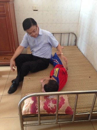 Bộ trưởng &acirc;n cần thăm hỏi một trường hợp bị nhiễm chất độc m&agrave;u da cam.