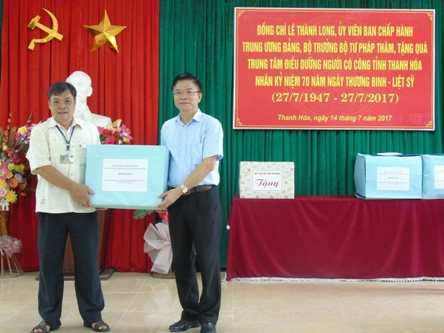 Bộ trưởng L&ecirc; Th&agrave;nh Long trao qu&agrave; v&agrave; 100 triệu đồng cho&nbsp;Trung t&acirc;m điều dưỡng người c&oacute; c&ocirc;ng tỉnh Thanh H&oacute;a&nbsp;