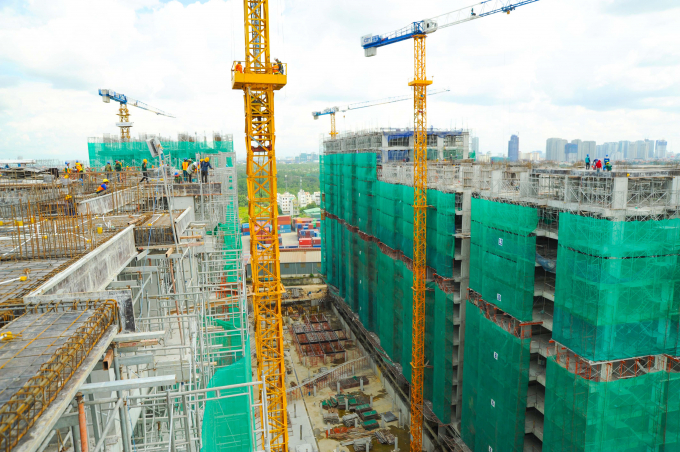 Dự &aacute;n đ&atilde; được cất n&oacute;c to&agrave; th&aacute;p đầu ti&ecirc;n sau gần 1 năm x&acirc;y dựng.