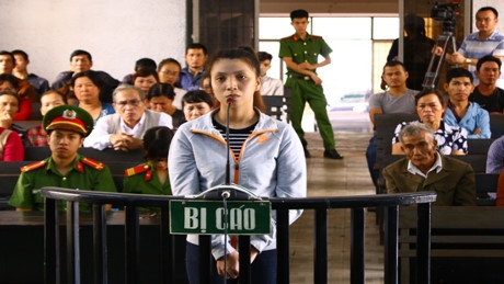 Bực tức vì nghi chồng và bạn sử dụng ma túy, đâm người tử vong