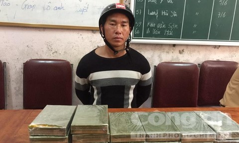 Xồng B&aacute; T&ecirc;nh c&ugrave;ng tang vật 20 b&aacute;nh&nbsp;heroin. (Ảnh: b&aacute;o Ph&aacute;p luật TP HCM)